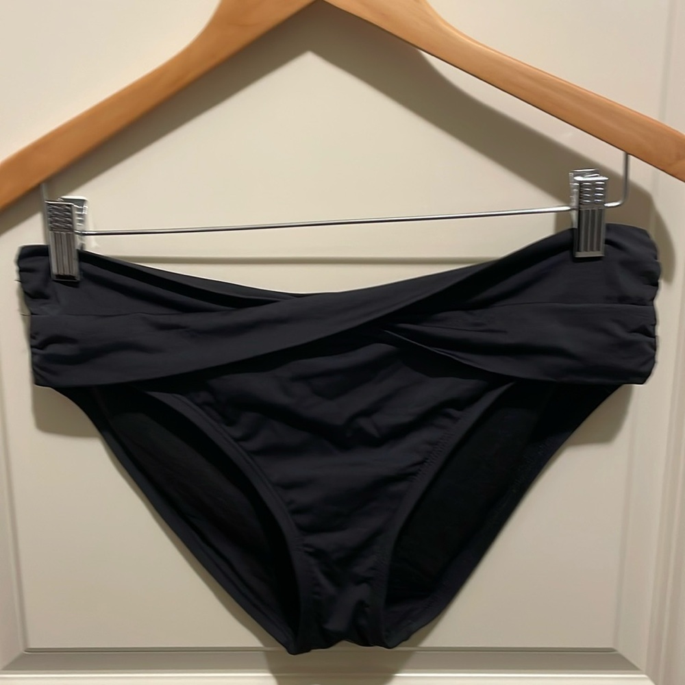 Tommy Bahama Pearl High-waist Twist Front bikini bottom, black, size medium.